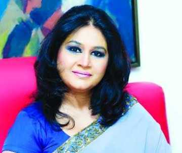 আসছে সামিনার পুষ্পবৃষ্টি