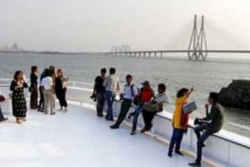 আরব সাগরে ভাসমান রেঁস্তোরা!