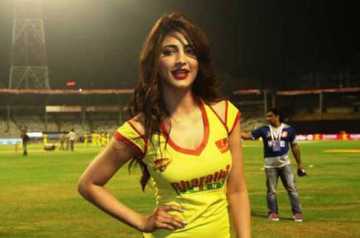 সুরেশের প্রেমে পড়লেন শ্রুতি হাসান