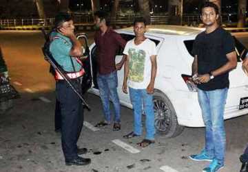 মধ্যরাতে পুলিশি তল্লাশির মুখে মডেল নিরব