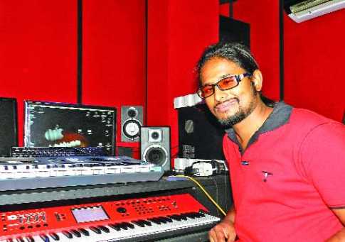 সংগীত পরিচালনায় ব্যস্ত নাদিম 