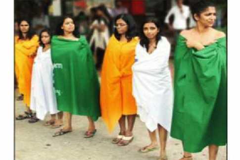 ধর্ষণের বিরুদ্ধে আইনজীবীদের নগ্ন প্রতিবাদ!