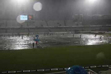বাংলাদেশ-ভারত সিরিজ, বৃষ্টির কারণে আপাতত খেলা বন্ধ
