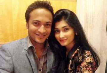 সাকিবের স্ত্রীকে টিজ করে ধোলাই খেলো বখাটেরা 