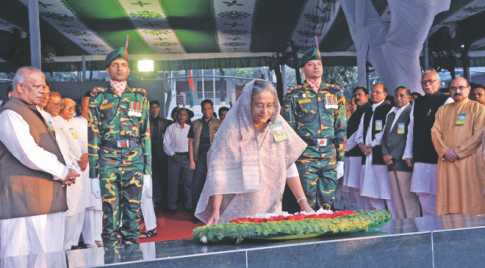 বঙ্গবন্ধুর প্রতিকৃতিতে প্রধানমন্ত্রীর শ্রদ্ধা