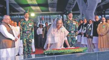 বঙ্গবন্ধুর প্রতিকৃতিতে প্রধানমন্ত্রীর শ্রদ্ধা