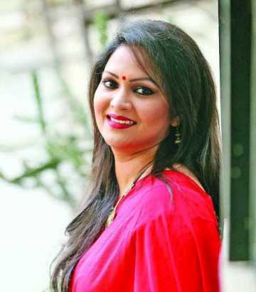 একসঙ্গে দশ চ্যানেলে উপস্থাপনায় রিচি 