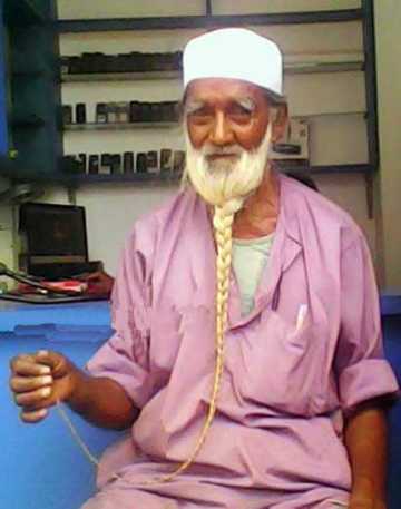কুদ্দুস মাস্টারের ৩ ফুট লম্বা দাড়ি!