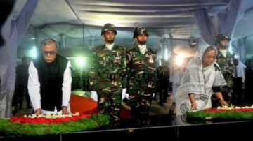 বঙ্গবন্ধুর প্রতিকৃতিতে রাষ্ট্রপতি ও প্রধানমন্ত্রীর শ্রদ্ধা