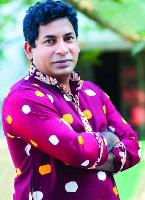 কমিটমেন্টের শিকলে বন্দী আছি 