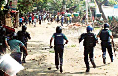 আশুলিয়ায় শ্রমিকদের বিক্ষোভ, পুলিশের লাঠিপেটা