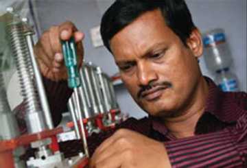 সস্তায় স্যানিটারি ন্যাপকিন বানিয়ে নজরে ভারতীয় ব্যবসায়ী