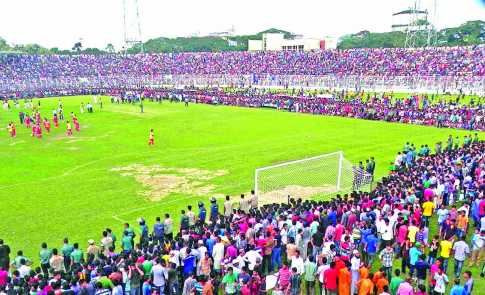 ফুটবলপ্রেমীদের ঢল 