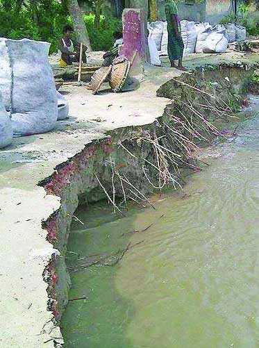 কমছে পানি, বাড়ছে ভাঙন সারা দেশে পাঁচজনের মৃত্যু