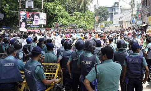 বকশীবাজারে ধাওয়া পাল্টা ধাওয়ায় আহত ১