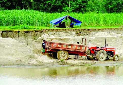আবাদি জমি থেকে বালু উত্তোলন হুমকিতে পুরো গ্রাম
