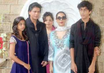 বাবার শুটিংয়ে আবরাম 