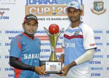 টস জিতে ফিল্ডিংয়ে মুশফিকরা