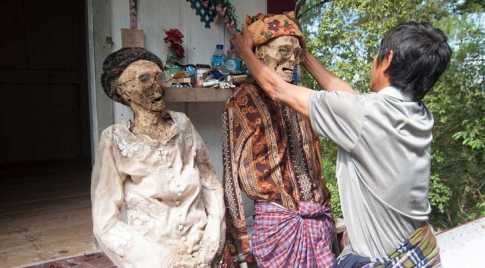 কবর থেকে মরদেহ উঠিয়ে সাজানো!
