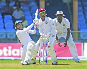 একাই লড়লেন মুশফিক
