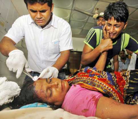 দুই ট্রেনের মাঝে পড়ে চারজনের মৃত্যু