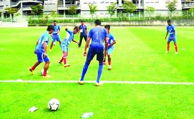 লড়াইয়ে নামার আগে অনুশীলনে গা গরম করে নিচ্ছেন বাংলাদেশ অনূর্ধ-২৩ 