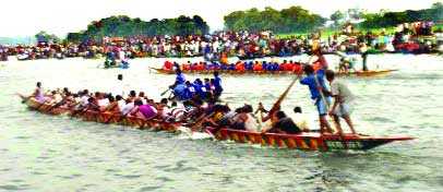 টাঙ্গাইলে ঐতিহ্যবাহী নৌকাবাইচ 