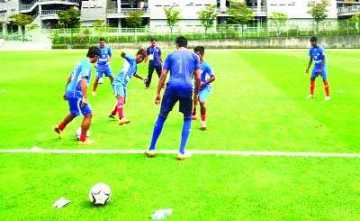 লড়াইয়ে নামার আগে অনুশীলনে গা গরম করে নিচ্ছেন বাংলাদেশ অনূর্ধ-২৩ 