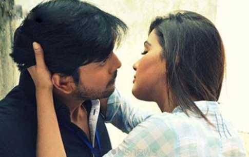 শুভকে প্রকাশ্যে চুমু খেলেন মাহি!