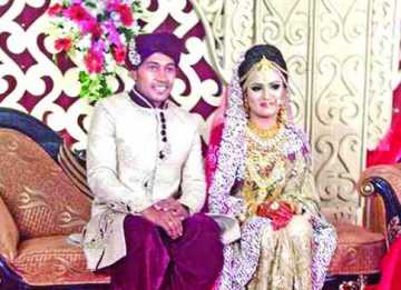 বিয়ের মঞ্চে দেখা যাচ্ছে মুশফিক ও মন্ডিকে 