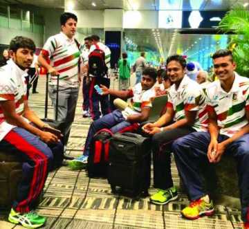 বিমানবন্দরে সাকিব এনামুল তাসকিন ও ইমরুল কায়েস 