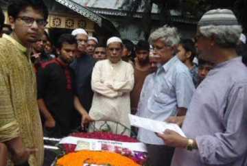 মায়ের কবরের পাশে শায়িত আয়েশা ফয়েজ