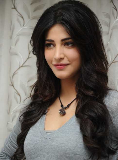 অর্ধনগ্ন হয়ে সমালোচিত শ্রুতি হাসান!