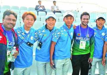 স্বেচ্ছাসেবকদের সঙ্গে সাকিব আল হাসান ও ফারুক আহমেদ 