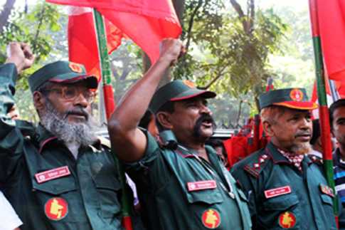 ট্রাইব্যুনালের সামনে মুক্তিযোদ্ধা সংগঠনের আনন্দ মিছিল