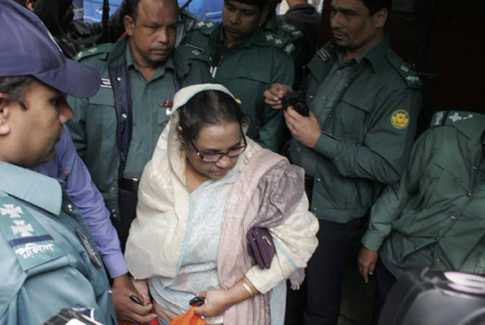 খাবার নিয়ে খালেদার কার্যালয়ে মহিলা দল