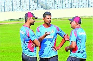 মাশরাফি ও মাহমুদুল্লা রিয়াদের সঙ্গে শলাপরামর্শে হাতুরাসিংহে 