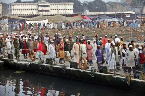 হাঠাৎ বৃষ্টিতে ভোগান্তিতে মুসল্লিরা