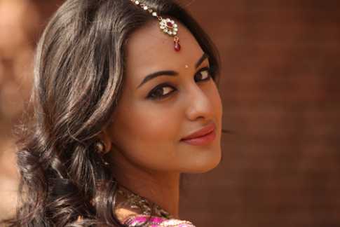 বইয়ে মজেছেন সোনাক্ষী