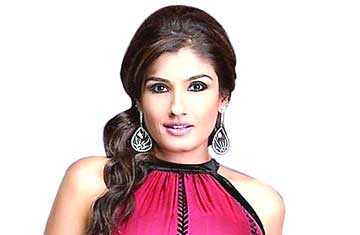 ফিরছেন রাভিনা 