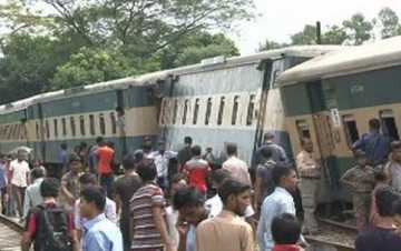 আখাউড়ায় ট্রেনের ৫ বগি লাইনচ্যুত