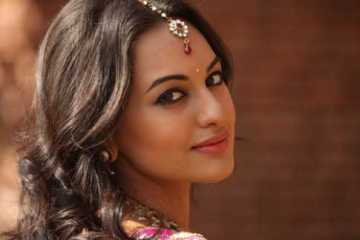 বইয়ে মজেছেন সোনাক্ষী