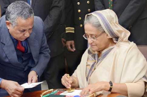 স্মারক ডাকটিকেট অবমুক্ত করলেন প্রধানমন্ত্রী