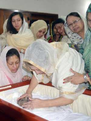 মায়ের বুকে নিষ্প্রাণ কোকো