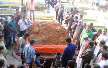 বনানী কবরস্থানে প্রস্তুত কোকোর কবর