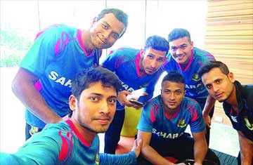 অনুশীলন শেষে সেলফি 