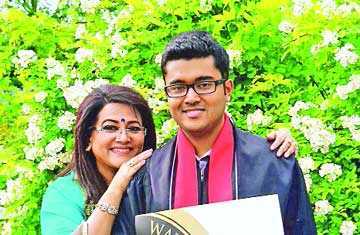 মায়ের হাত ধরে পুত্র 