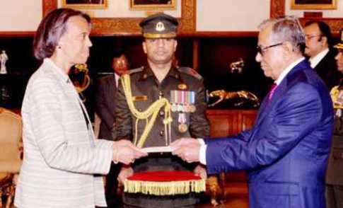 রাষ্ট্রপতির কাছে পরিচয়পত্র পেশ করেছেন বার্নিকাট