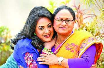 মেয়ের নির্দেশনায় মা 
