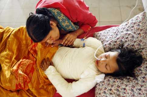 বার্ন ইউনিটে প্রধানমন্ত্রী, অগ্নিদগ্ধরা প্রত্যেকে পাচ্ছেন ১০ লাখ